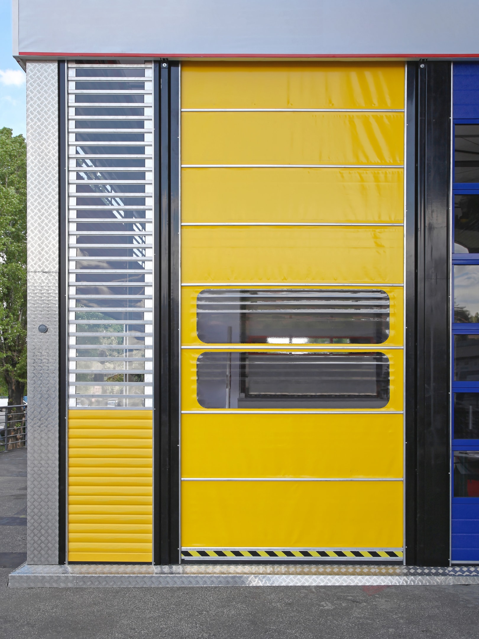 What Are High-Speed Doors Used For? All You Need to Know 1 high speed yellow commercial door
